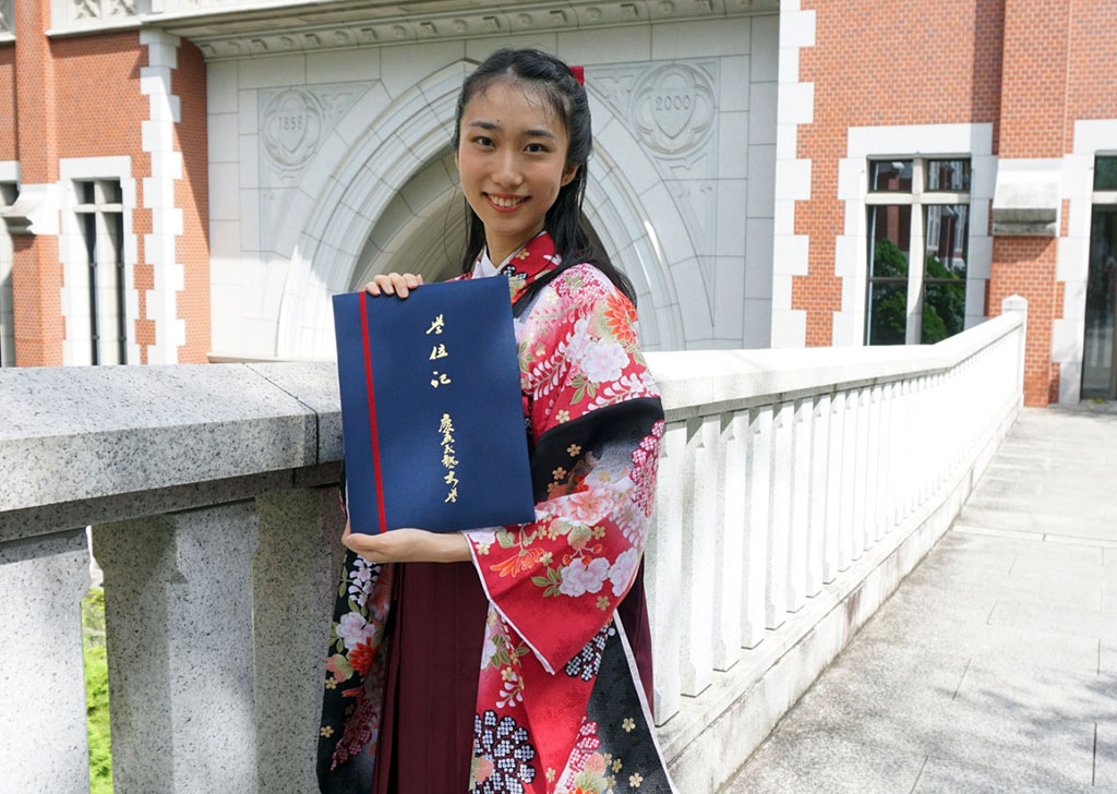 Alumna Madoka Nishina Awarded with Summa Cum Laude