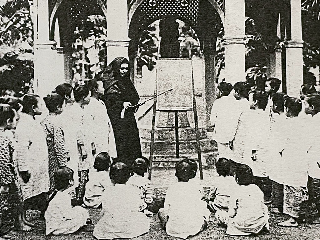 5 Outdoor class at the Town Convent School in Penang